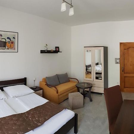 Aquarius Vendeghaz Hotel Szeged Buitenkant foto