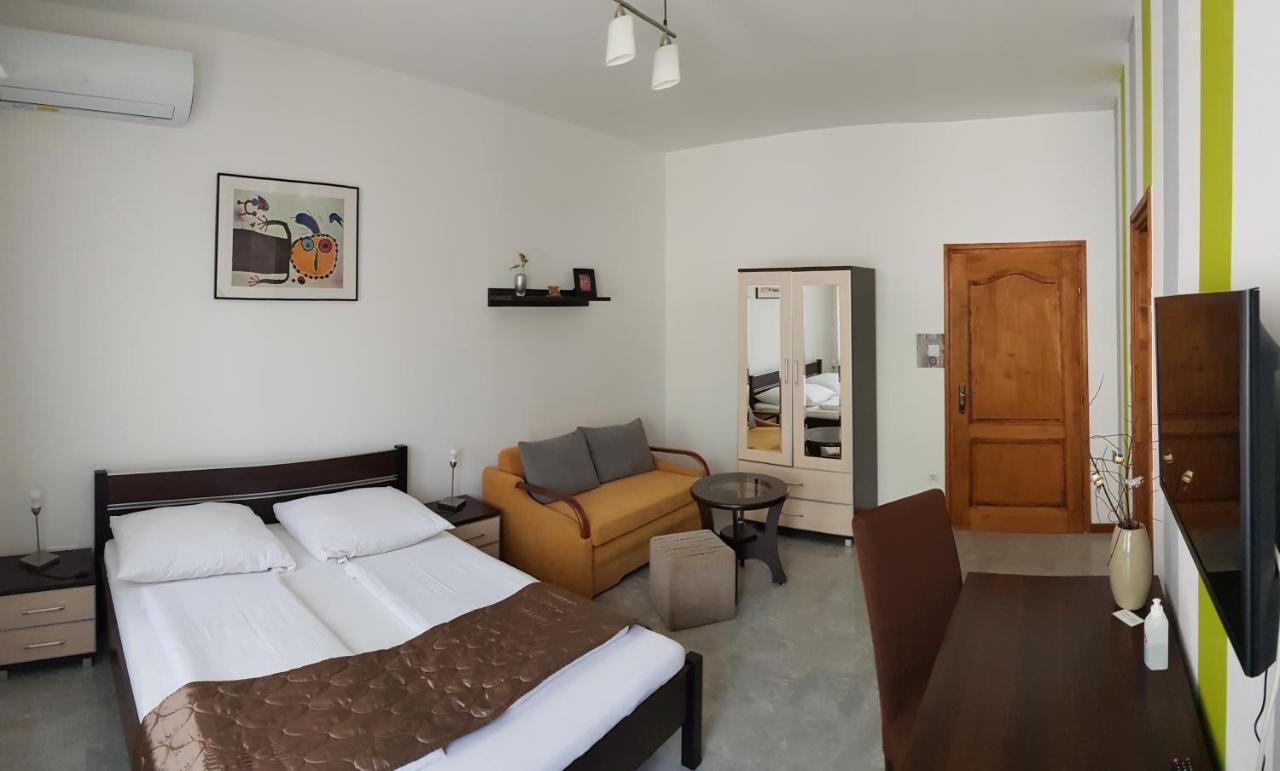 Aquarius Vendeghaz Hotel Szeged Buitenkant foto
