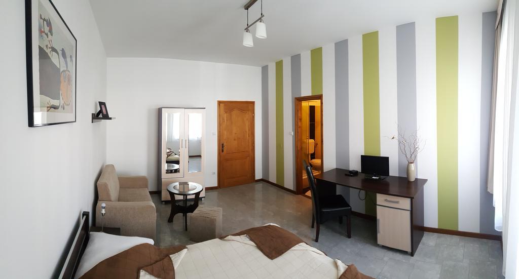 Aquarius Vendeghaz Hotel Szeged Buitenkant foto