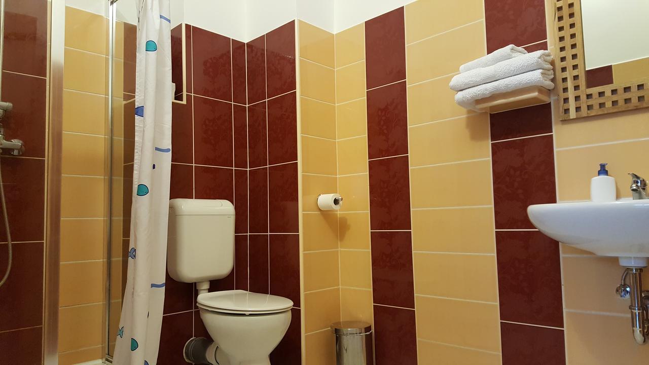 Aquarius Vendeghaz Hotel Szeged Buitenkant foto