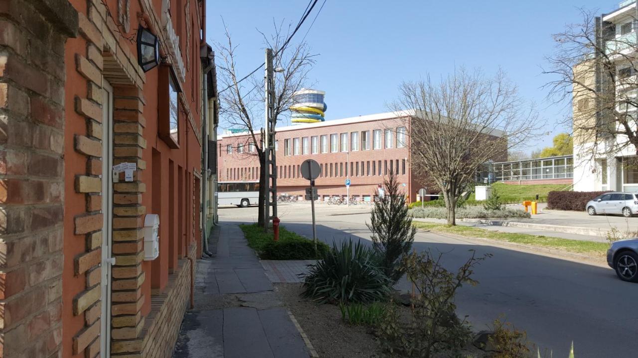 Aquarius Vendeghaz Hotel Szeged Buitenkant foto