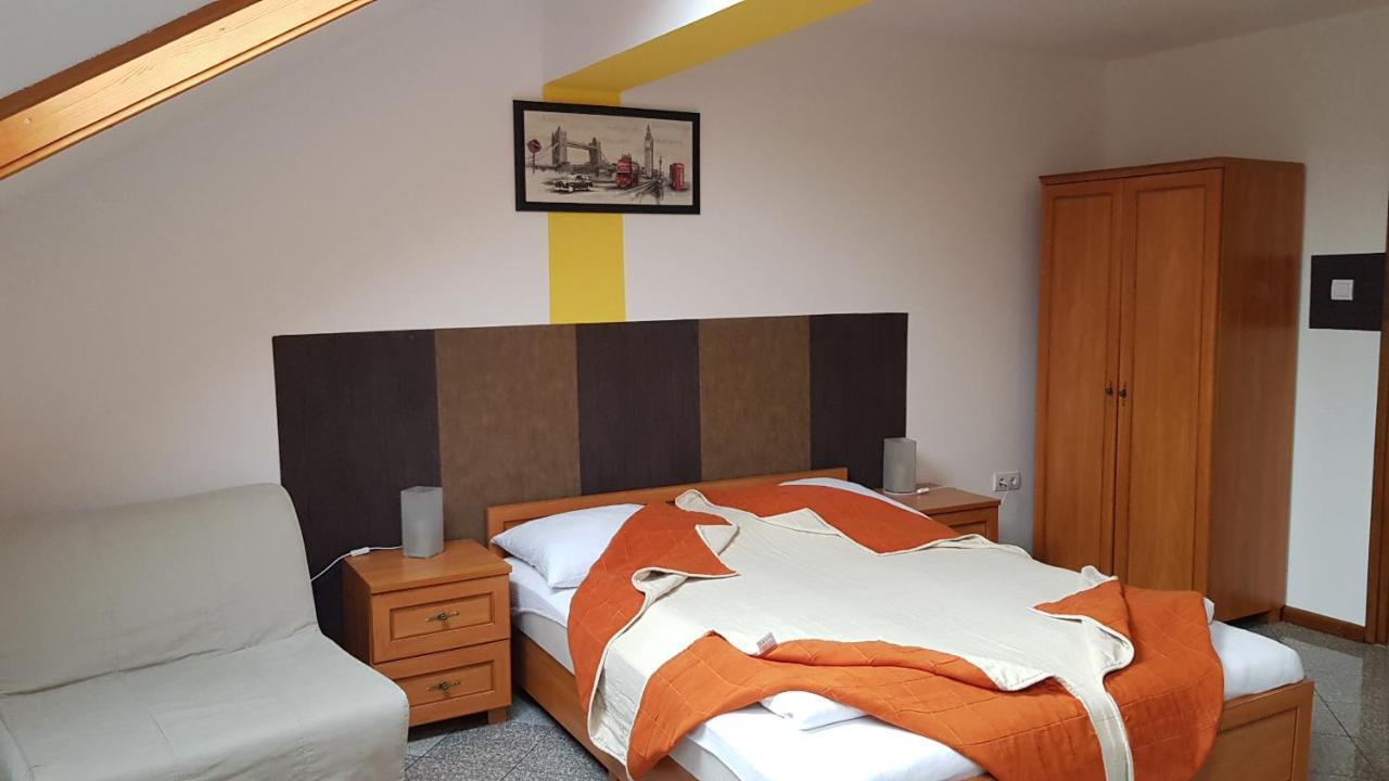 Aquarius Vendeghaz Hotel Szeged Buitenkant foto