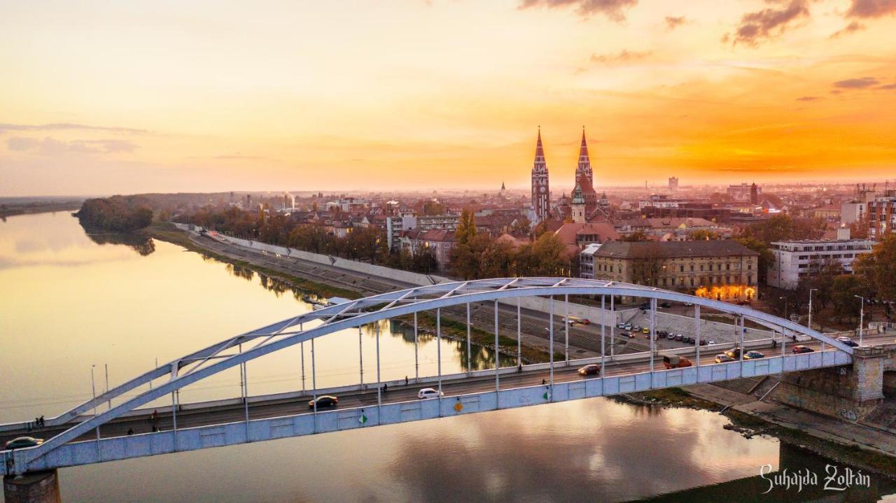 Aquarius Vendeghaz Hotel Szeged Buitenkant foto